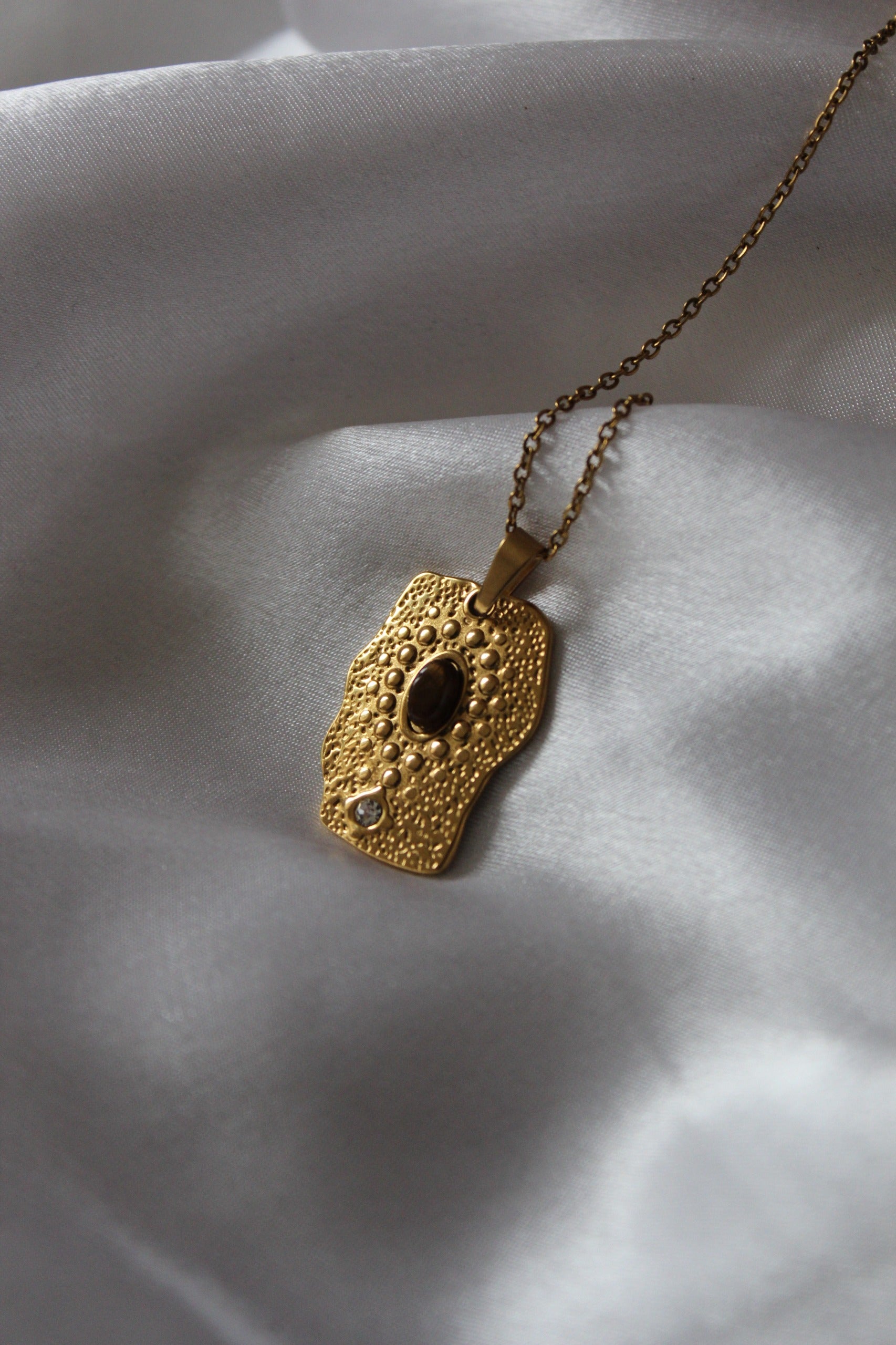 Taşlı Plaka Çelik Kolye