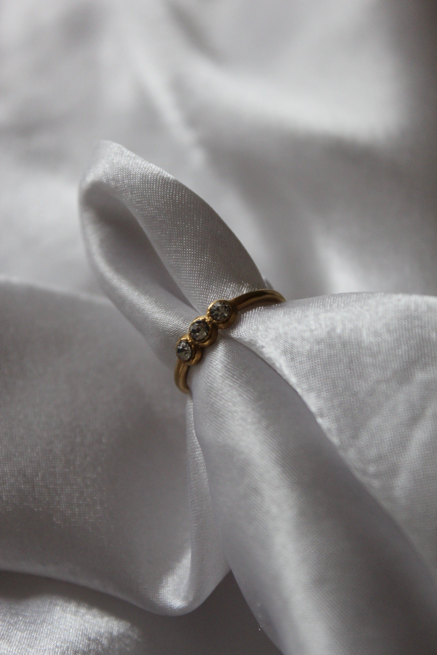 Sıra Taşlı Çelik Yüzük