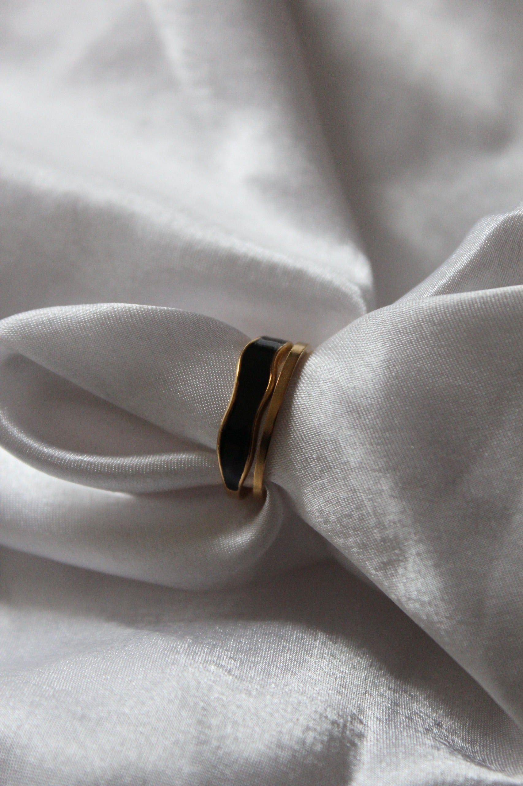 Siyah Detaylı Çelik Yüzük