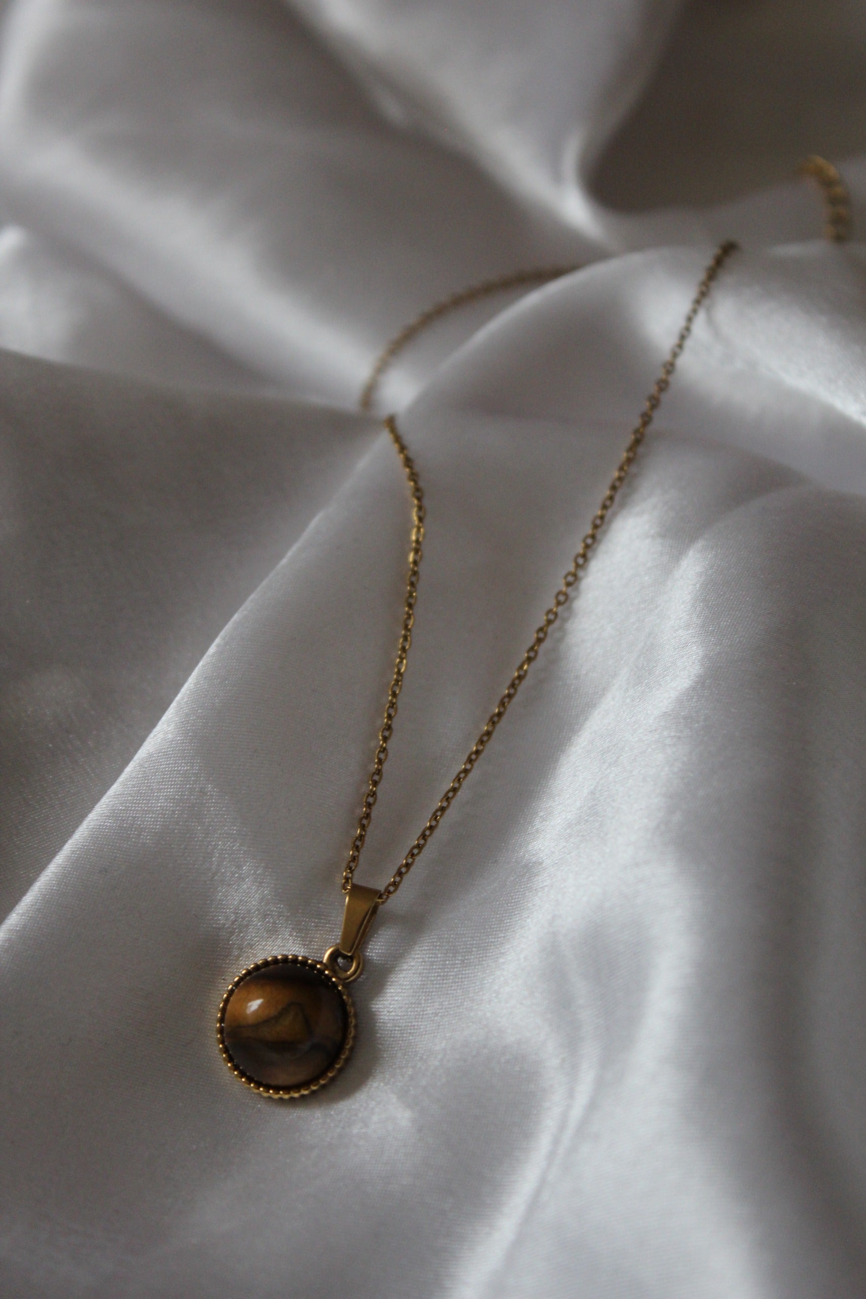 Kahverengi Taşlı Çelik Kolye